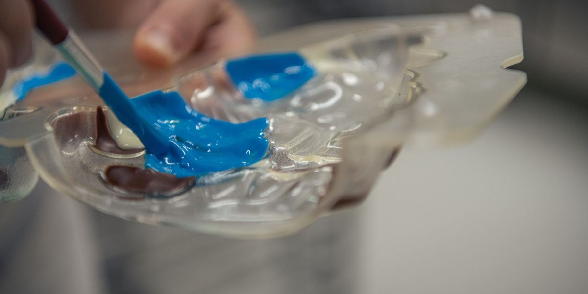 Bäckerei Konditorei Confiserie Mohn AG - Firmengeschenk mit Corporate Farben aus Schokolade