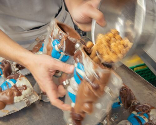 Bäckerei Konditorei Confiserie Mohn AG - Schoggichlaus wird gefüllt mit caramelisierten Haselnüsse