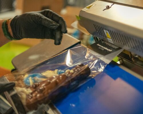 Bäckerei Konditorei Confiserie Mohn AG - Verschweissen der Firmengeschenke