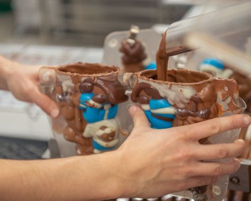 Bäckerei Konditorei Confiserie Mohn AG - Der Schokoladenklaus wird befüllt mit flüssiger Schokolade