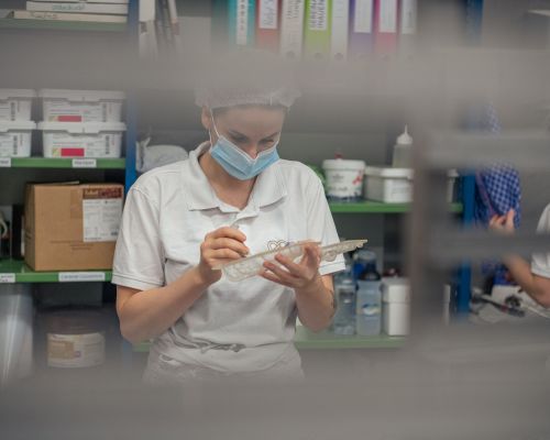 Bäckerei Konditorei Confiserie Mohn AG - Firmengeschenk aus Schokolade - Handarbeit, Bemalen der Kunststoffschalen