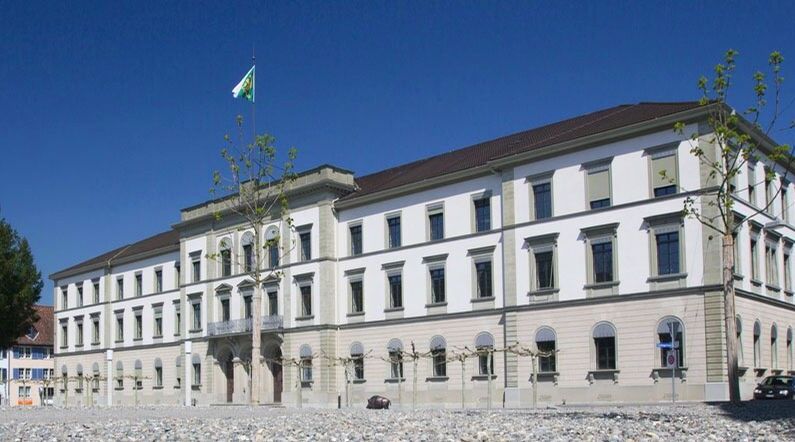 Historisches Regierungsgebäude des Kantons Thurgau mit Fahne vor blauem Himmel – Webdesign-Projekt von nuun gmbh, Agentur für Webdesign und UI/UX
