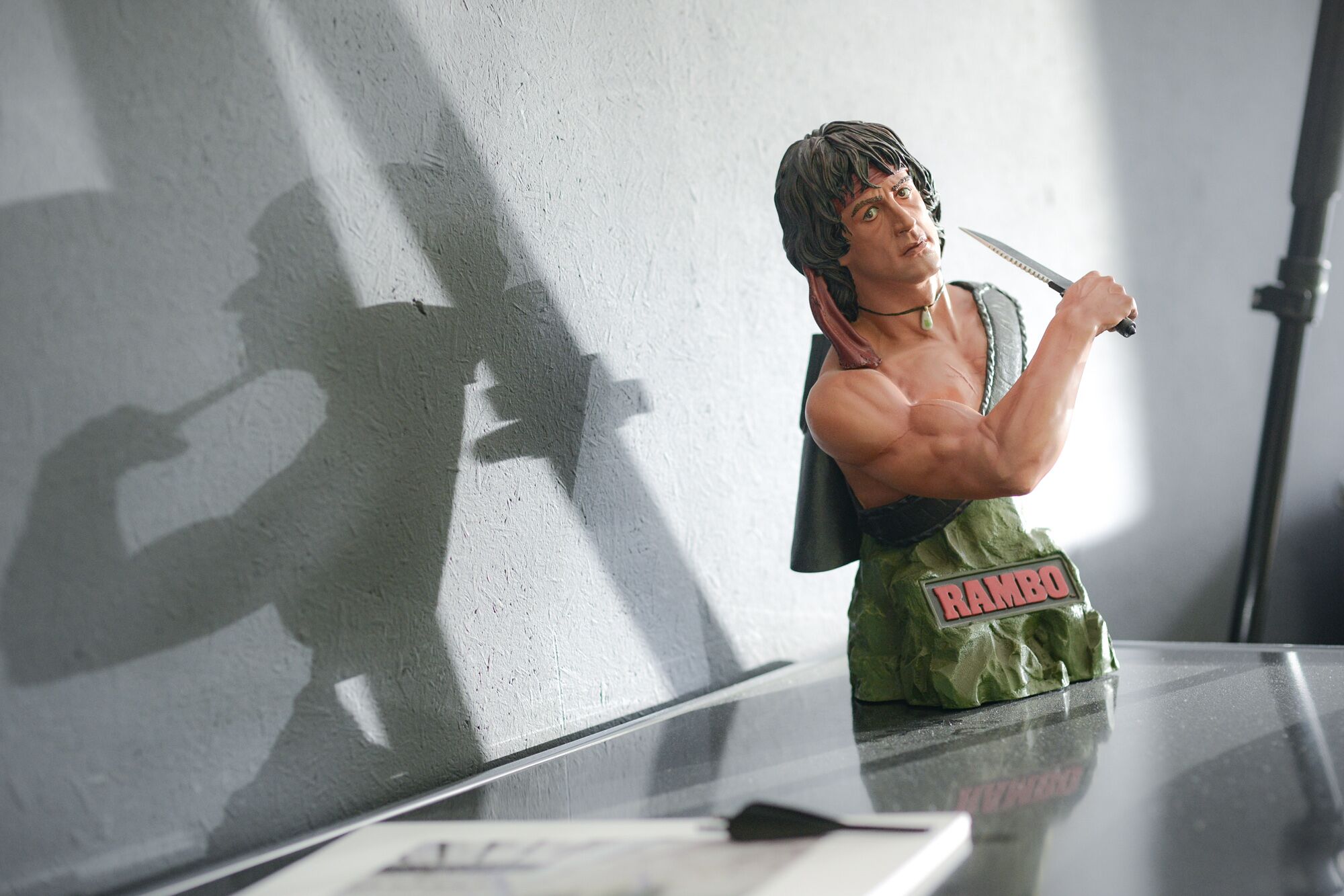 Rambo-Actionfigur im Büro der nuun gmbh – Einblick in den Agentur-Alltag (Webdesign & Webentwicklung)