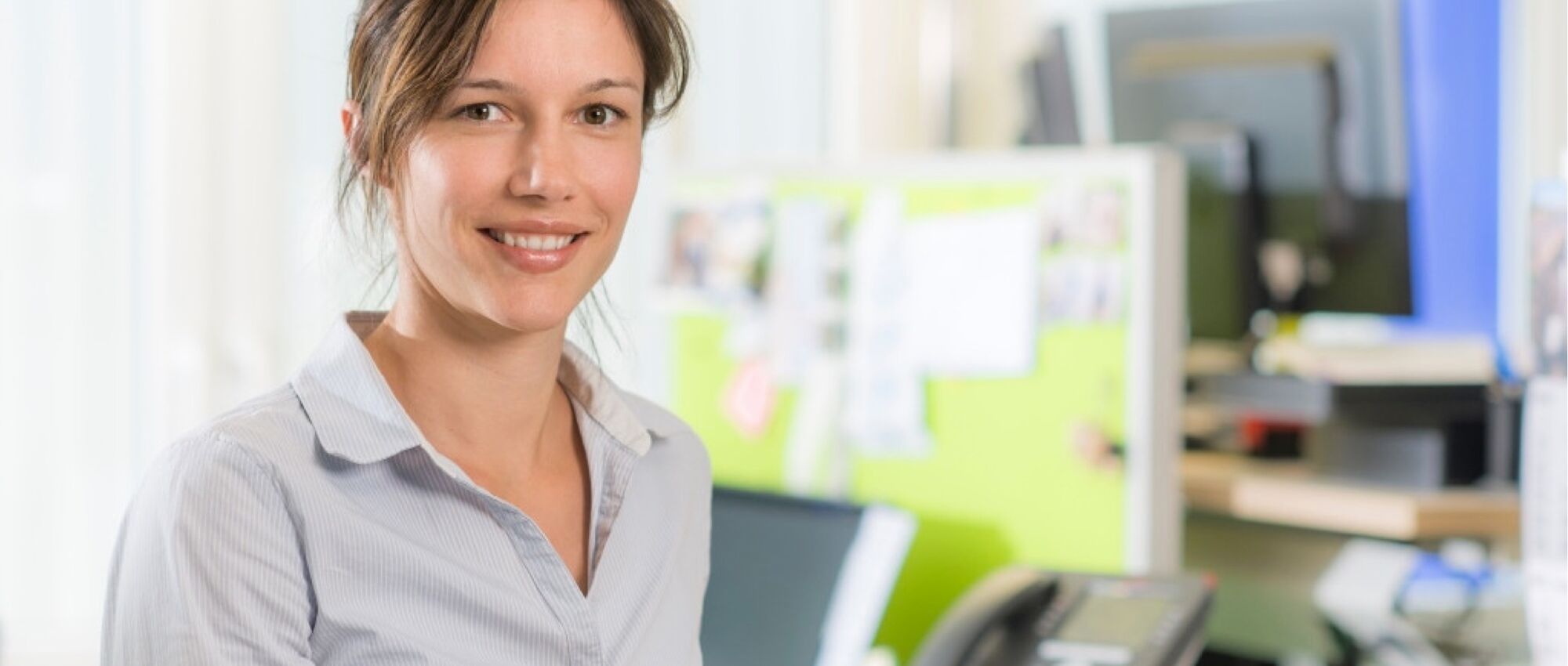 Portraitfoto einer lächelnden Mitarbeiterin im Büro – Webdesign-Projekt von nuun gmbh, Agentur für Webdesign und UI/UX