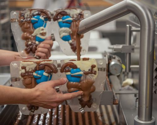 Bäckerei Konditorei Confiserie Mohn AG - Der Schokoladenklaus wird befüllt mit flüssiger Schokolade