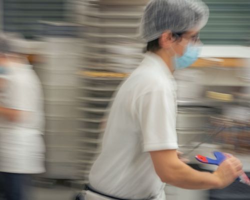 Bäckerei Konditorei Confiserie Mohn AG - Mitarbeiterin im Einsatz