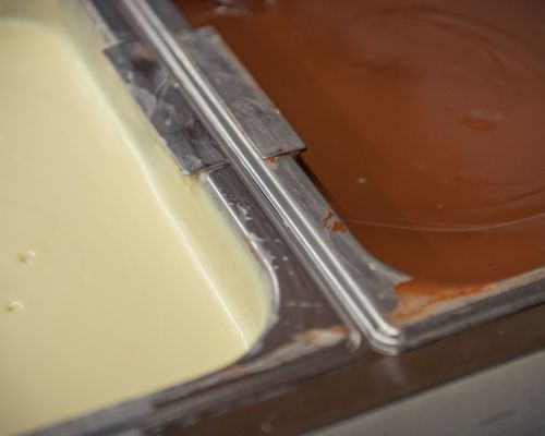 Bäckerei Konditorei Confiserie Mohn AG - Der Schokoladenklaus wird befüllt mit flüssiger Schokolade