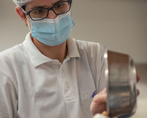 Bäckerei Konditorei Confiserie Mohn AG - Schoggichlaus wird gefüllt mit caramelisierten Haselnüsse