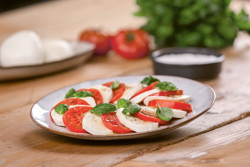 Teaserbild mit Caprese-Salat aus Frischkäse, Tomaten und Basilikum – Webdesign-Projekt von nuun gmbh, Agentur für Webdesign und UI/UX