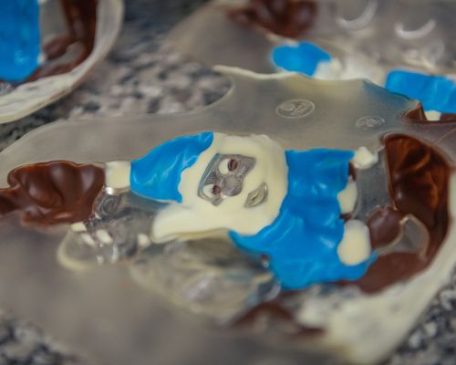 Bäckerei Konditorei Confiserie Mohn AG - Firmengeschenk aus Schokolade - Handarbeit, Bemalen der Kunststoffschalen