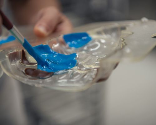 Bäckerei Konditorei Confiserie Mohn AG - Firmengeschenk mit Corporate Farben aus Schokolade