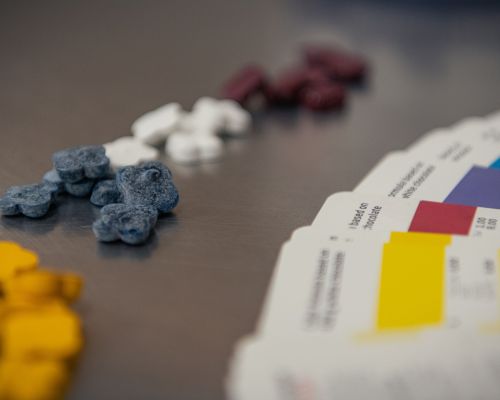 Bäckerei Konditorei Confiserie Mohn AG - Firmengeschenk mit Corporate Farben aus Schokolade