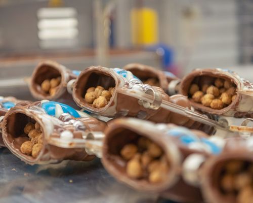 Bäckerei Konditorei Confiserie Mohn AG - Schoggichlaus wird gefüllt mit caramelisierten Haselnüsse
