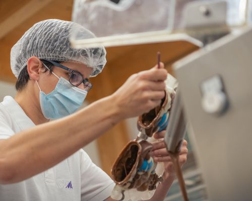 Bäckerei Konditorei Confiserie Mohn AG - Der Schokoladenklaus wird befüllt mit flüssiger Schokolade