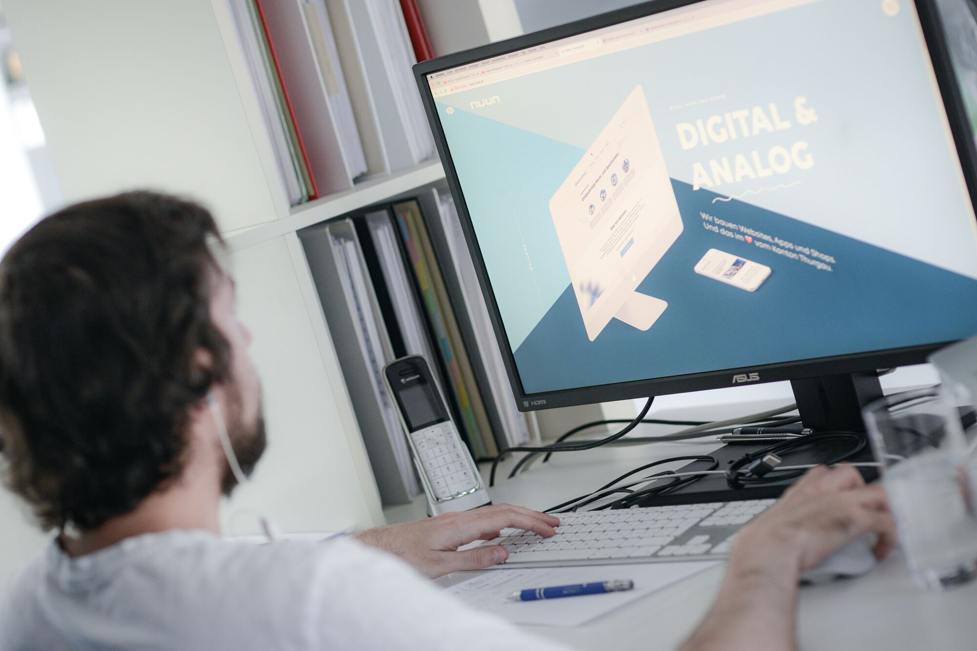Mitarbeiter der nuun gmbh bei der Arbeit am Bildschirm – Webentwicklung und Webdesign