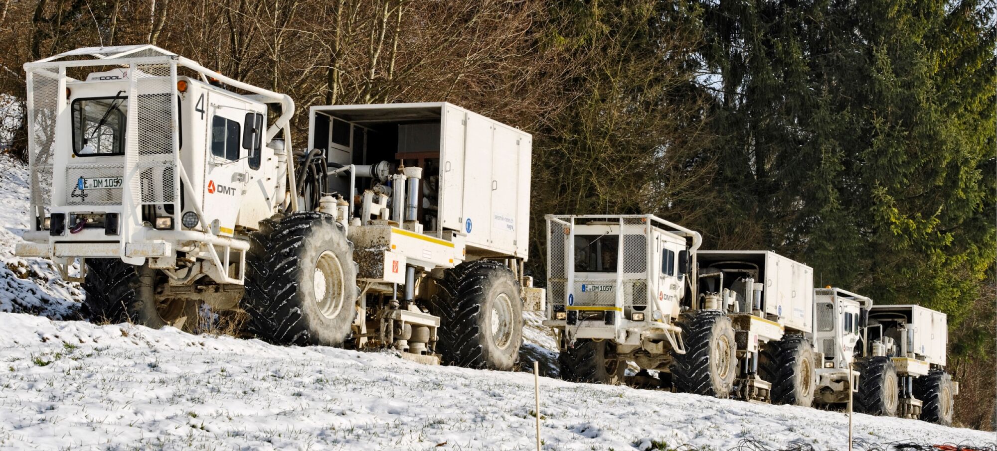 Vollbild mit Vibro-Trucks für seismische Untersuchungen im Winter – Header-Bild aus dem Webdesign-Projekt von nuun gmbh für Geothermie Thurgau