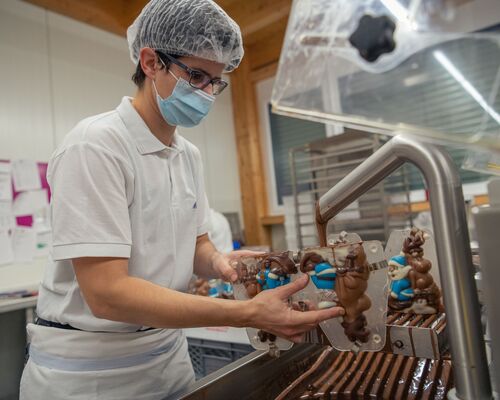 Bäckerei Konditorei Confiserie Mohn AG - Der Schokoladenklaus wird befüllt mit flüssiger Schokolade