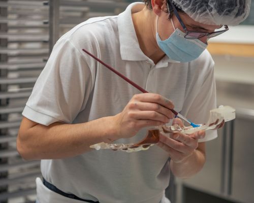 Bäckerei Konditorei Confiserie Mohn AG - Firmengeschenk aus Schokolade - Handarbeit, Bemalen der Kunststoffschalen